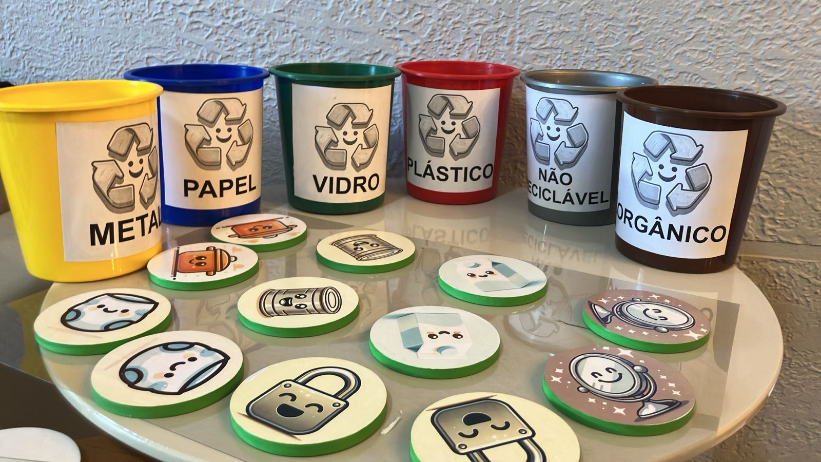 Protótipo físico do Memória Verde com peças e categorias de materiais. Imagem do artigo original da equipe LUDES / COPPE / UFRJ.